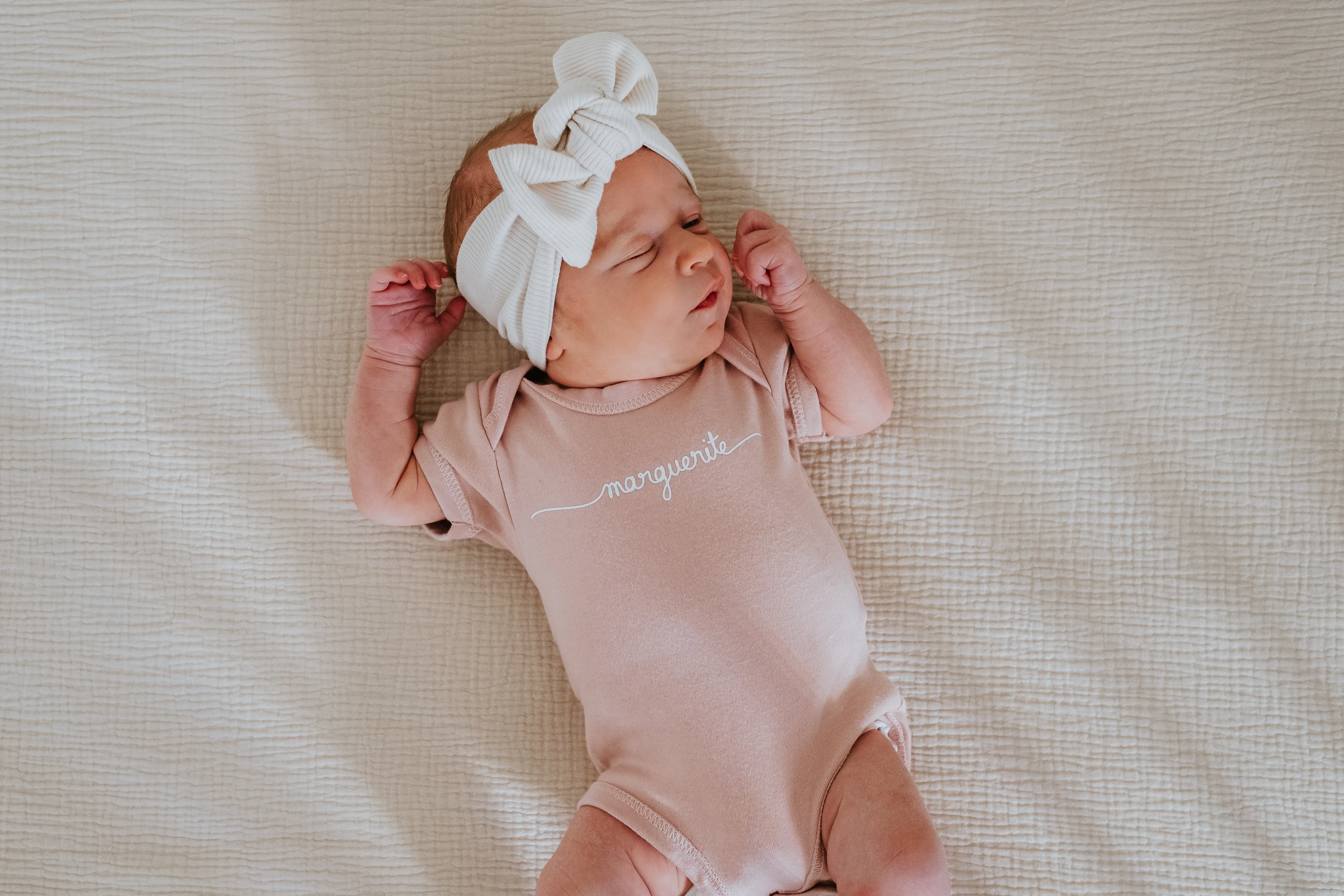 Cache-couche personnalisé PRÉNOM - rose blush à manches courtes