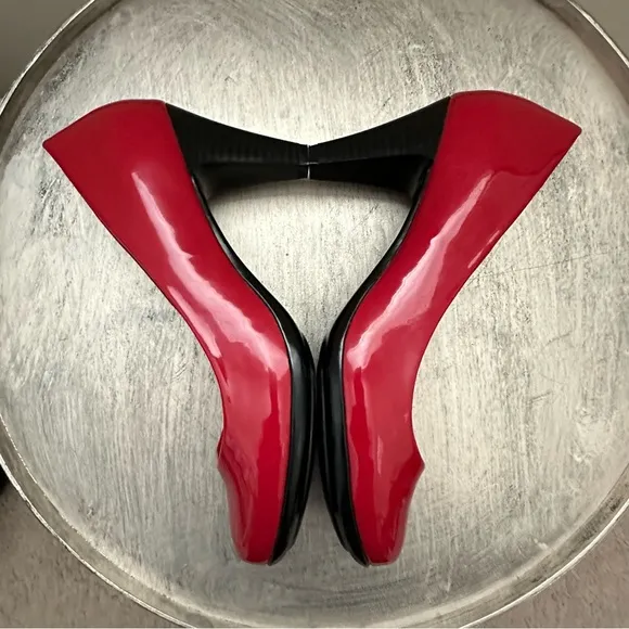 Giani Bernini Red Patent Vegan Leather Round Toe Heels Size 7M