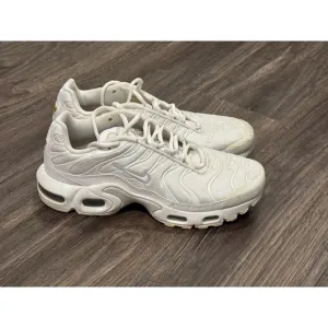 Nike Air Max Plus (GS) triple White Metallic Silver CW7044-100 Youth Size 6.5Y