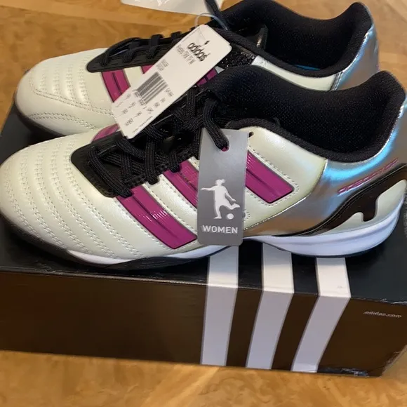 NWB!! Rare Vintage Adidas Predito TRX TF Turf Soccer Cleats Women’s Size 5