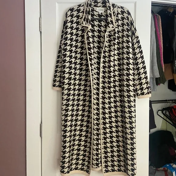 W. Cashmere’s Signature Houndstooth Design