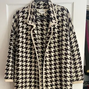 W. Cashmere’s Signature Houndstooth Design